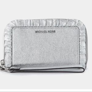 MICHEAL KORS RUFFLE METALLIC LEATHER SMARTPHONE WRISTLET